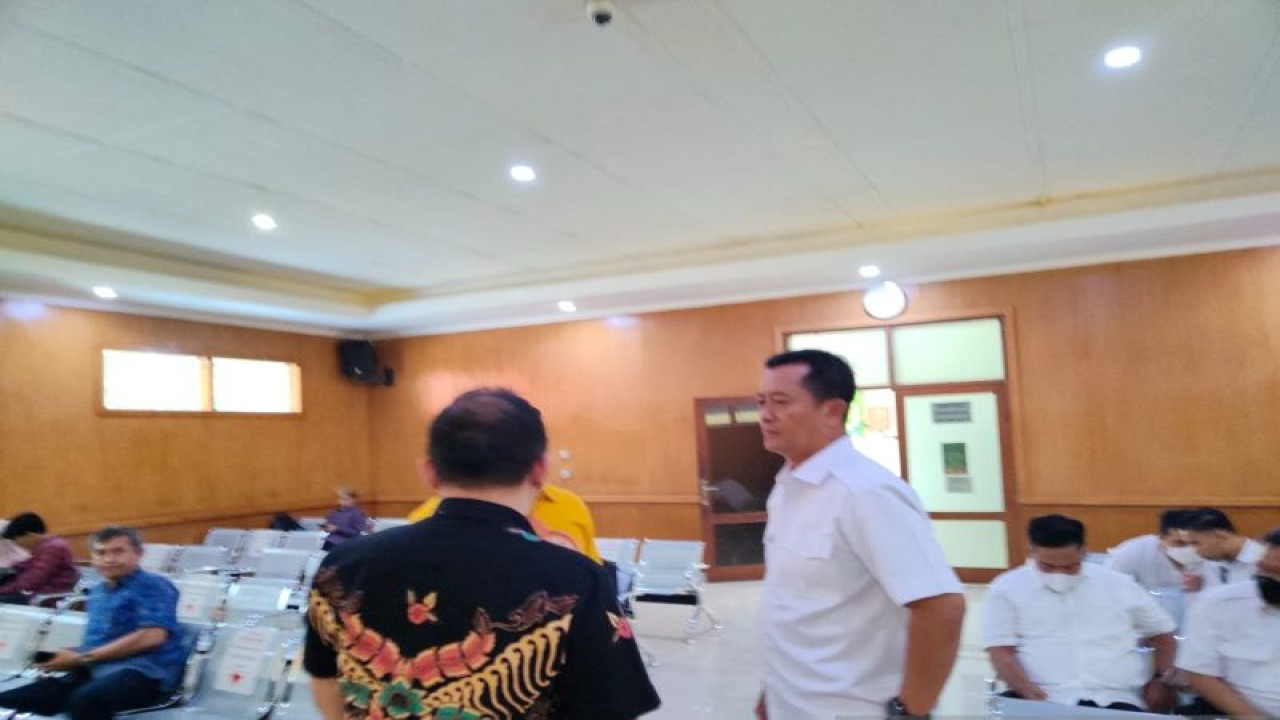 Plh Wali Kota Bandung Ema Sumarna (berdiri baju putih) dan Hari Hartawan (duduk batik biru) sedang menunggu persidangan kasus suap proyek Bandung Smart City di Pengadilan Tipikor Bandung, Jawa Barat, Rabu (9/8/2023). (ANTARA/Ricky Prayoga)