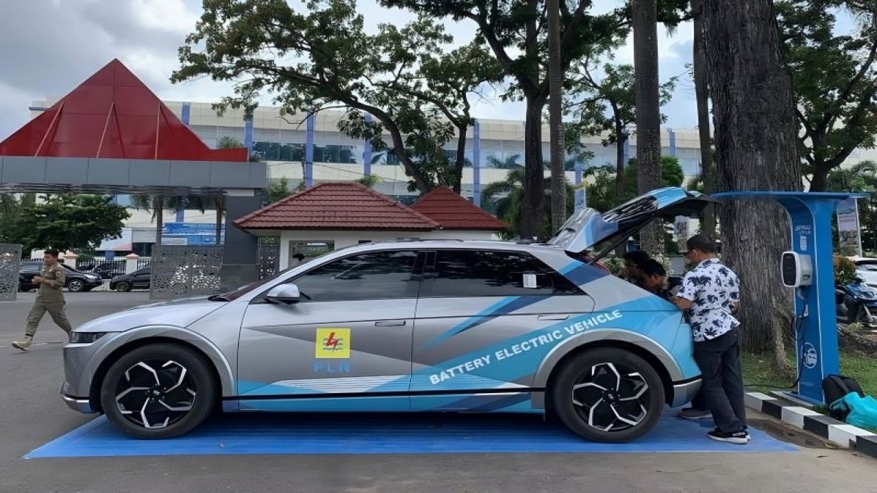 PT PLN (Persero) menerapkan kebijakan penggunaan kendaraan listrik untuk kendaraan operasional dan dinas pegawainya sebagai upaya mengurangi polusi serta mewujudkan target nol emisi karbon pada 2060. (ANTARA/HO/PT PLN (Persero))