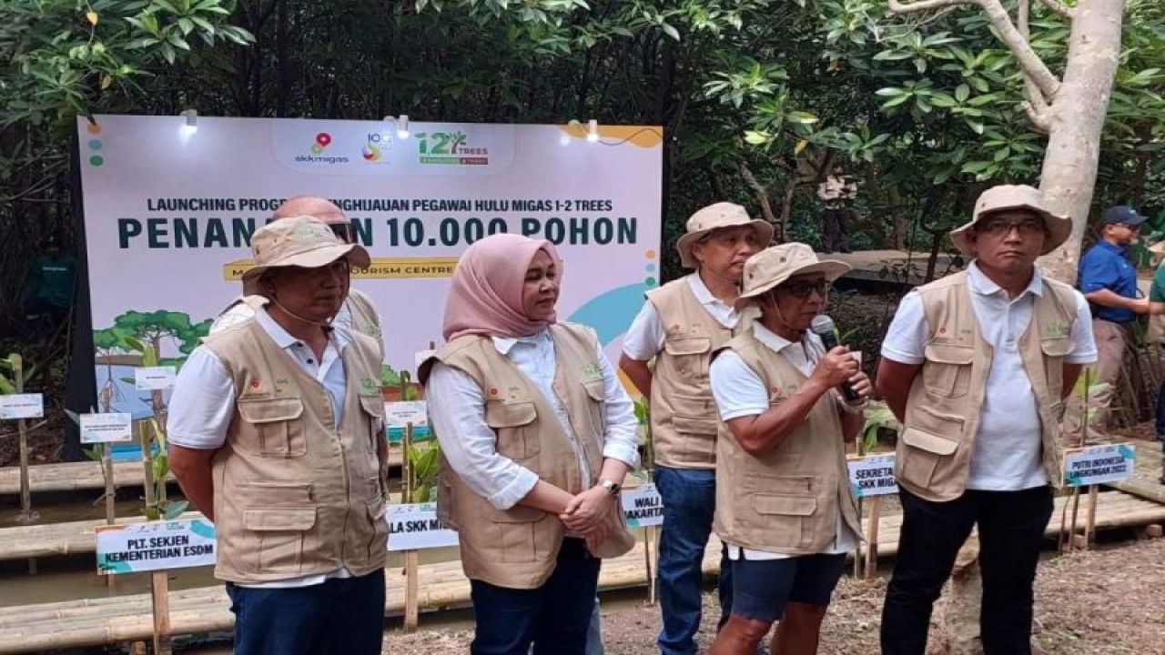Kepala SKK Migas Dwi Soetjipto (kedua dari kanan) bersama Plt Sekjen Kementerian ESDM, Dadan Kusdiana (kanan) pada peluncuran program One Two Trees ditandai dengan penanaman 10.000 pohon di Taman Mangrove Jakarta, Pantai Indah Kapuk, Sabtu (5/8/2023). ANTARA/HO-SKK Migas.