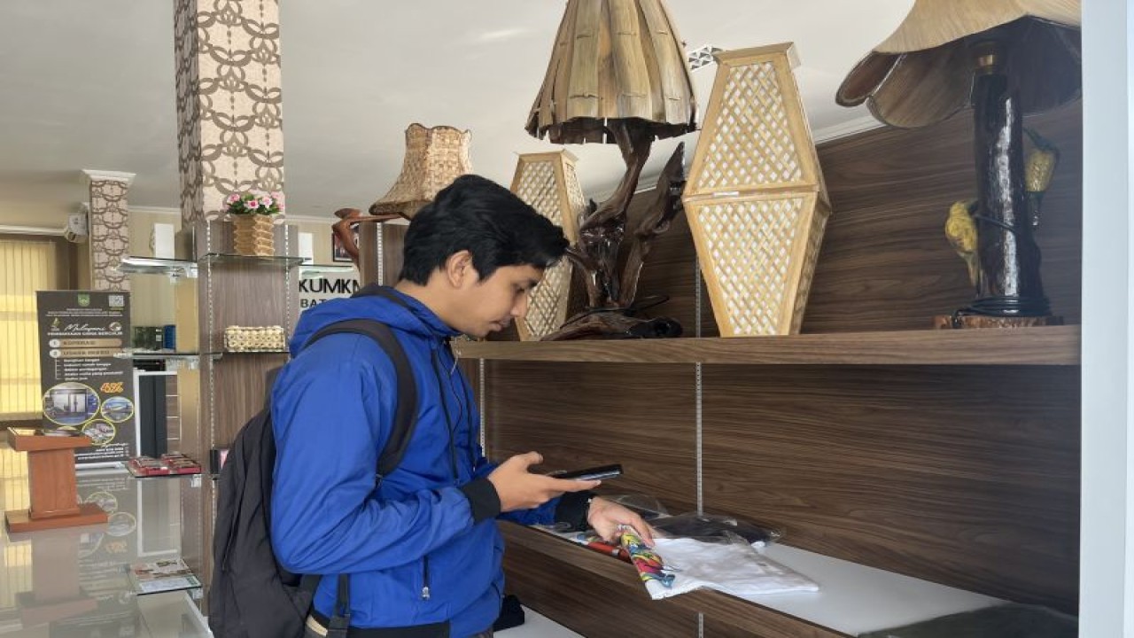 Seorang warga saat berkunjung ke PLUT Batam untuk melihat-lihat produk UMKM (ANTARA/Jessica)