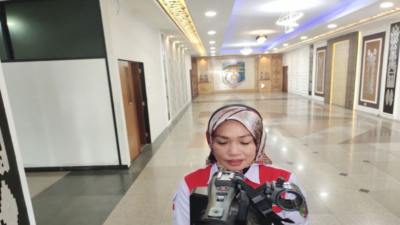 Sekretaris Umum Palang Merah Indonesia Provinsi Lampung Fitrianita Damhuri saat memberi keterangan terkait ketersediaan kantong darah. ANTARA/Ruth Intan Sozometa Kanafi.