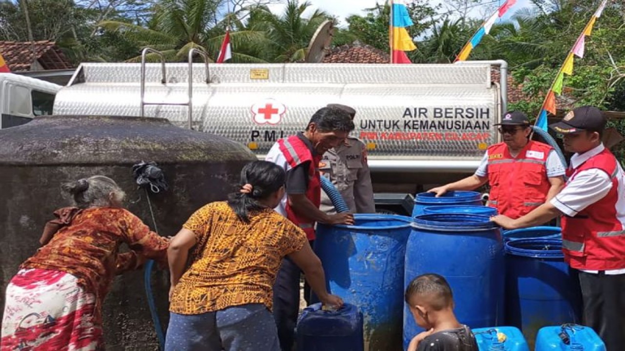 Ketua PMI Kabupaten Cilacap Farid Ma'ruf (dua dari kanan) memantau penyaluran bantuan air bersih bagi warga terdampak kekeringan di Dusun CIkadem, Desa Rawaapu, Kecamatan Patimuan, Cilacap, Jumat (18/8/2023). ANTARA/HO-PMI CIlacap