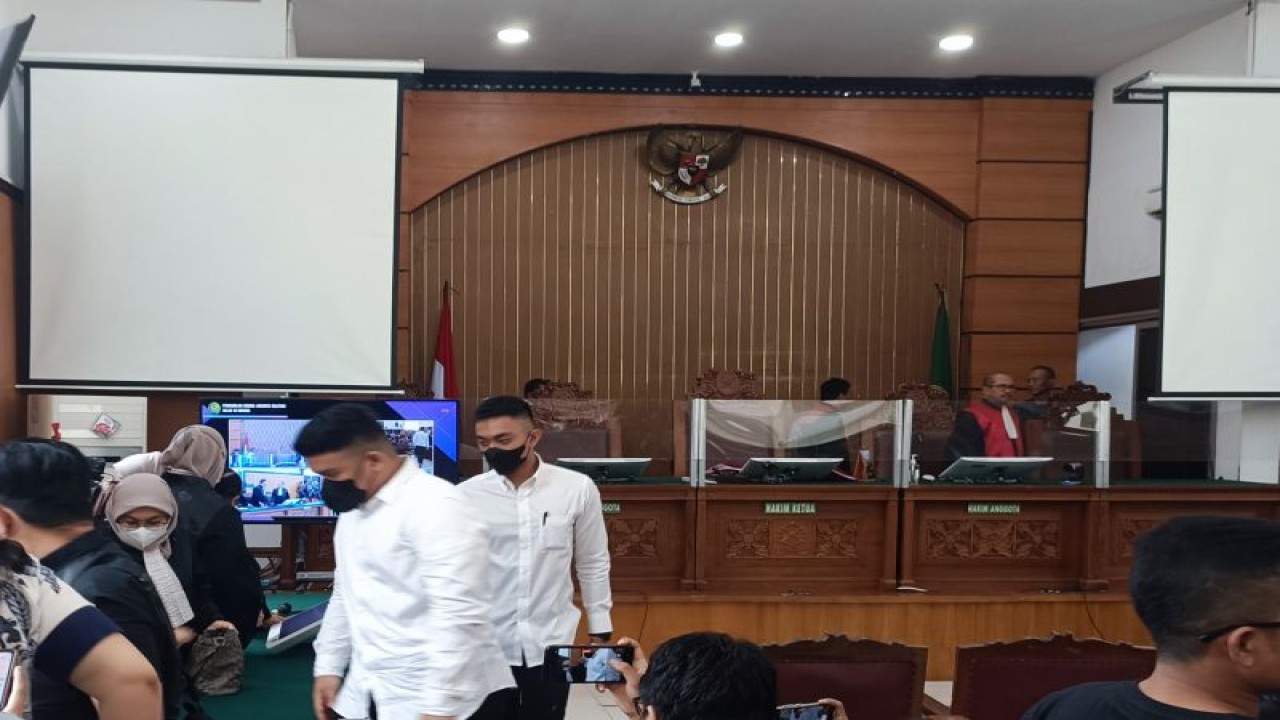 Terdakwa kasus penganiayaan David Ozora, Shane Lukas (kiri) dan Mario Dandy Satriyo (kanan) saat keluar sidang karena pembacaan tuntutan ditunda hingga Selasa (15/8), Kamis (10/8/2023). ANTARA/Ilham Kausar