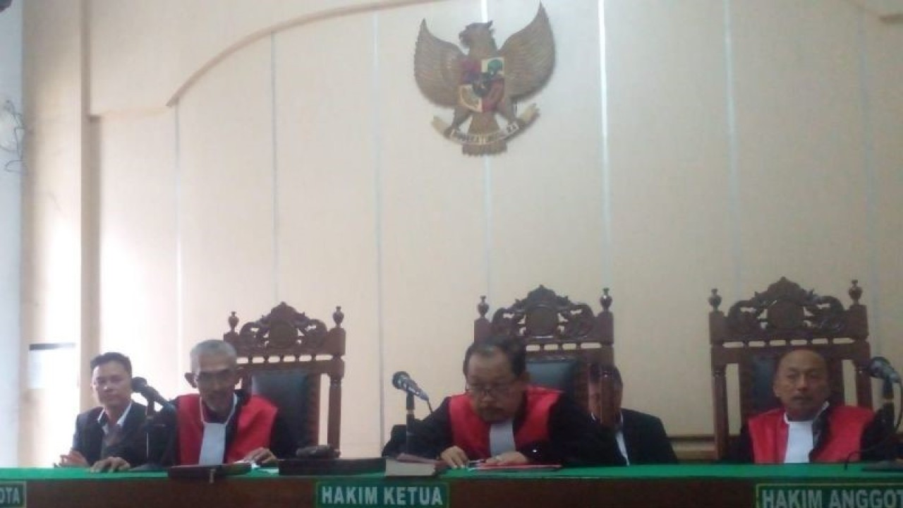 Hakim Ketua Yusafrihardi Girsang (kiri) membacakan amar putusan terhadap terdakwa Thomson Jumadi Aruan, di Pengadilan Negeri (PN) Medan, Sumatera Utara, Selasa (22/8/2023). ANTARA/M Sahbainy Nasution.