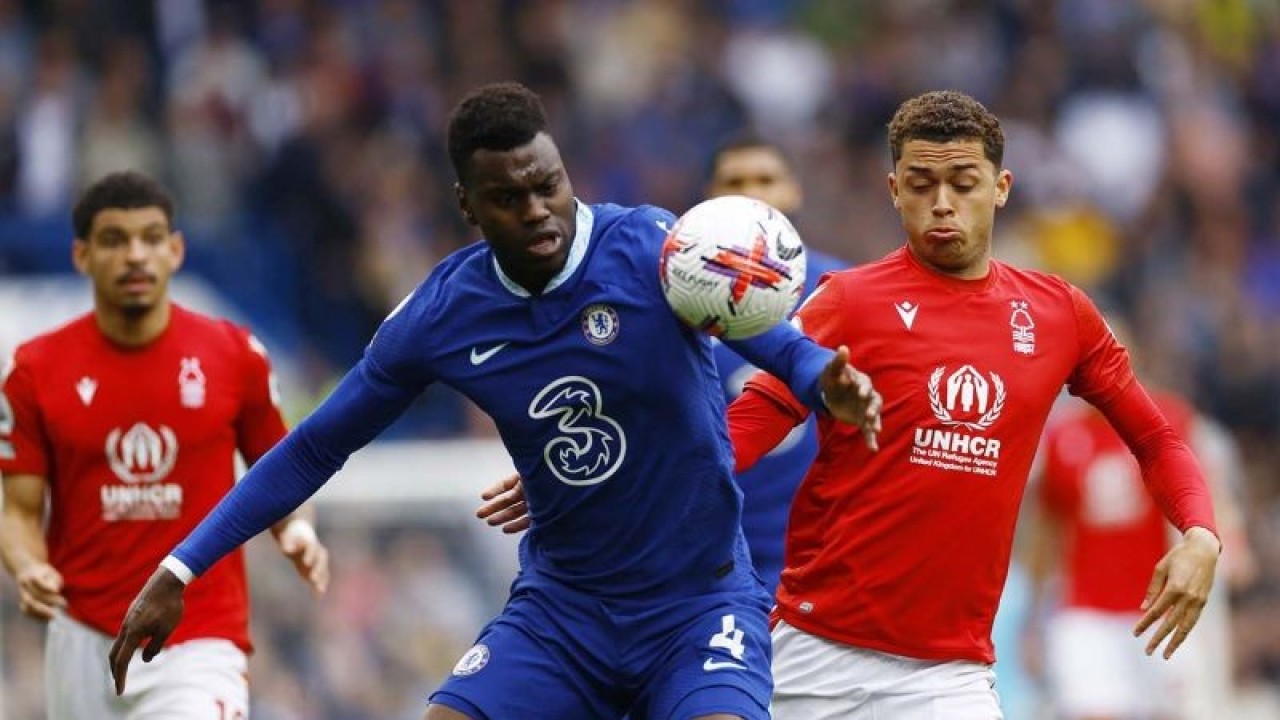 Pemain Chelsea Benoit Badiashile berebut bola dengan pemain Nottingham Forest Brennan Johnson pada laga Liga Inggris di Stamford Bridge, London, Inggris, Sabtu (13/5/2023). Kedua tim bermain imbang 2-2. ANTARA FOTO/Action Images via Reuters/Andrew Boyer/aww.