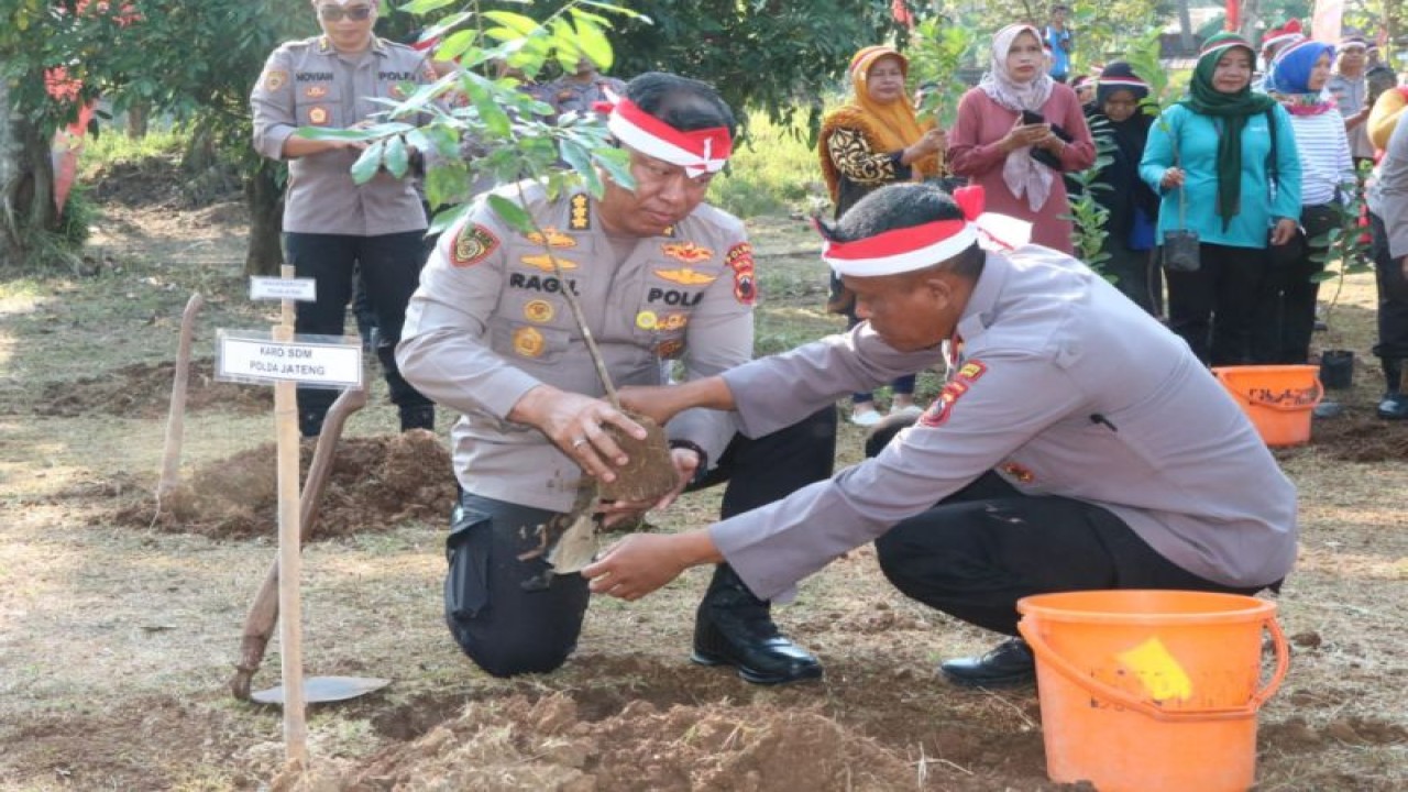 Penanaman pohon di kawasan Desa Jatirejo, Gunungpati, Kota Semarang, Jumat, yang diinisiasi Polda Jateng. (ANTARA/ HO-Humas Polda Jateng)
