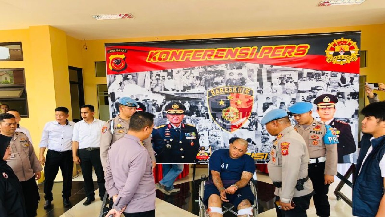 Kapolresta Bandung Kombes Pol Kusworo Wibowo menanyakan motif pada salah satu tersangka pembegalan yang dilakukannya di Taman Cibaduyut Indah saat ungkap kasus di Mapolresta Bandung, Senin (7/8/2023). (ANTARA/HO Polresta Bandung)