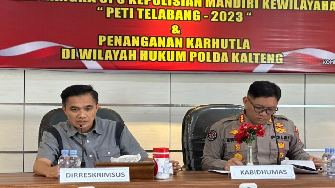 Direktur Reskrimsus Polda Kalteng Kombes Pol Setyo K Heriyanto (Kiri) menjelaskan terkait pengungkapan peti di provinsi setempat yang dilaksanakan di Palangka Raya, Kamis (24/8/2023). ANTARA/Adi Wibowo