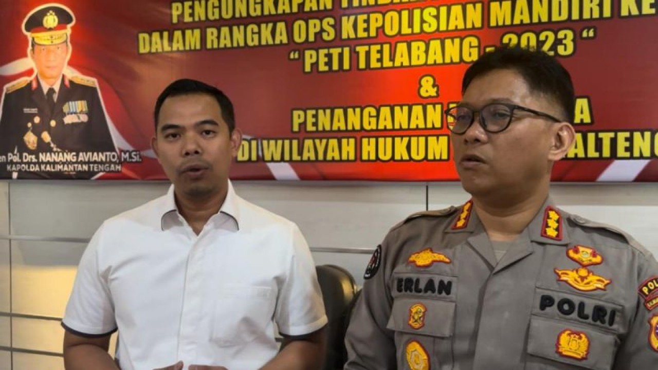 Kabid Humas Polda Kalteng Kombes Pol Erlan Munaji (kanan) menjelaskan terkait 12 pelaku pembakar lahan yang diamankan Kepolisian di Palangka Raya, (24/8/2023). ANTARA/Humas Polda Kalteng