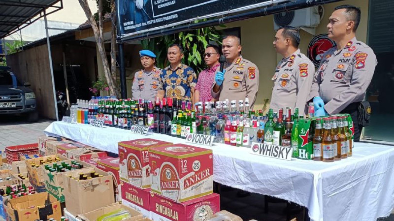 Kapolresta Mataram Kombes Pol. Mustofa memberikan keterangan pers terkait hasil razia minuman beralkohol, di Mataram, Jumat (25/8/2023). ANTARA/Dhimas B.P.