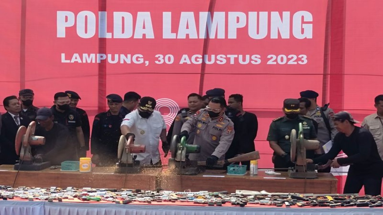 Kapolda Lampung Irjen Pol Helmy Santika (kanan) bersama Gubernur Lampung Arinal Djunaidi saat melakukan pemusnahan barang bukti berupa senjata api. Rabu, (30/8/2023). (ANTARA/Dian Hadiyatna) (ANTARA/Dian Hadiyatna)