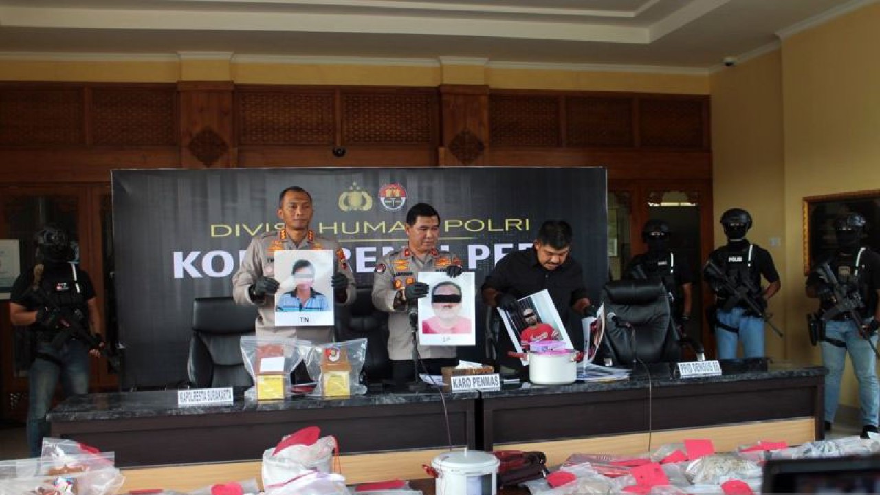 Kepala Biropenmas Divisi Humas Polri Brigjen Pol Ahmad Ramadhan (tengah) didampingi PPID Densus 88 Antiteror Mabes Polri Kombes Pol Aswin Siregar (kanan), dan Kapolresta Surakarta Kombes Pol Iwan Saktiadi (kiri), dalam koferensi Pers di Maporesta Surakarta, Jumat (4/8/2023). ANTARA/Bambang Dwi Marwoto.