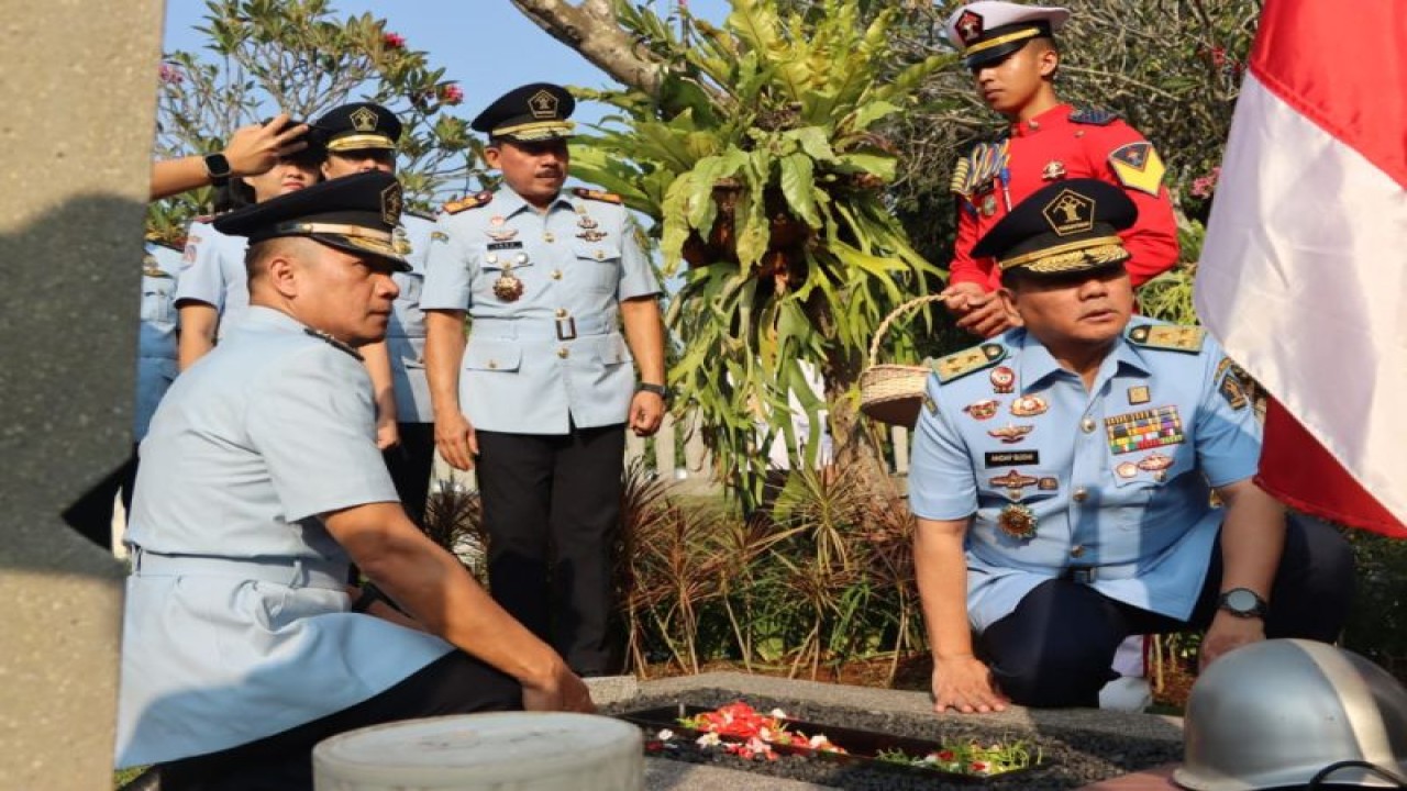 Sekretaris Jenderal Kementerian Hukum dan Hak Asasi Manusia Komjen Pol Andap Budhi Revianto (kanan) menabur bunga di Taman Makam Pahlawan (TMP) Kalibata, Jakarta, Rabu (9/8/2023). ANTARA/HO-Humas Kanwil Kemenkumham DKI