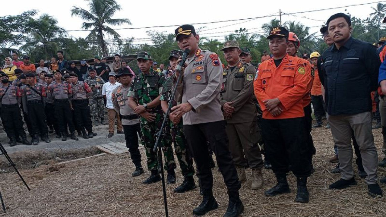 Kapolresta Banyumas Kombes Pol Edy Suranta Sitepu memberi keterangan pers usai apel penutupan operasi SAR dalam upaya evakuasi terhadap 8 penambang yang terjebak di dalam sumur tambang, Grumbul Tajur, Desa Pancurendang, Kecamatan Ajibarang, Kabupaten Banyumas, Selasa (1/8/2023). ANTARA/Sumarwoto