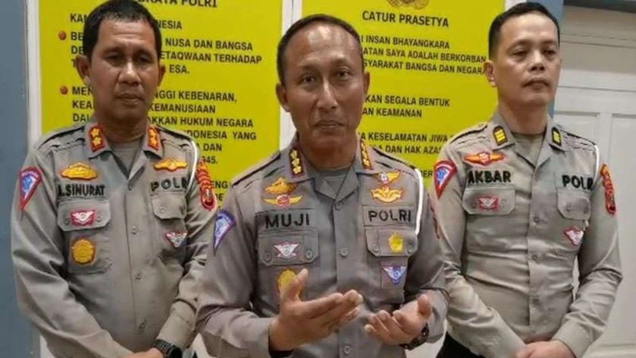Direktur Lalu Lintas Polda Sumut, Kombes Pol Muji Ediyanto (tengah) saat menjelaskan mengenai pelanggaran lalu lintas di Kota Medan yang terekam kamera ETLE selama Januari hingga Juli 2023. (ANTARA/HO- Humas Polda Sumut).