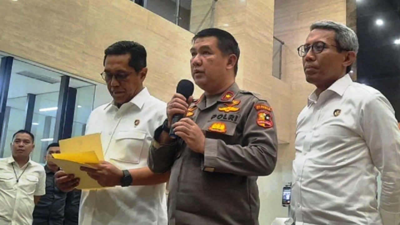 Direktur Tindak Pidana Umum (Dirtipidum) Brigjen Pol. Rahardjo Puro (tengah) memberikan keterangan pers penetapan tersangka Panji Gumilang di Mabes Polri Jakarta, Selasa (1/8/2023) malam. (ANTARA/Laily Rahmawaty/aa.)