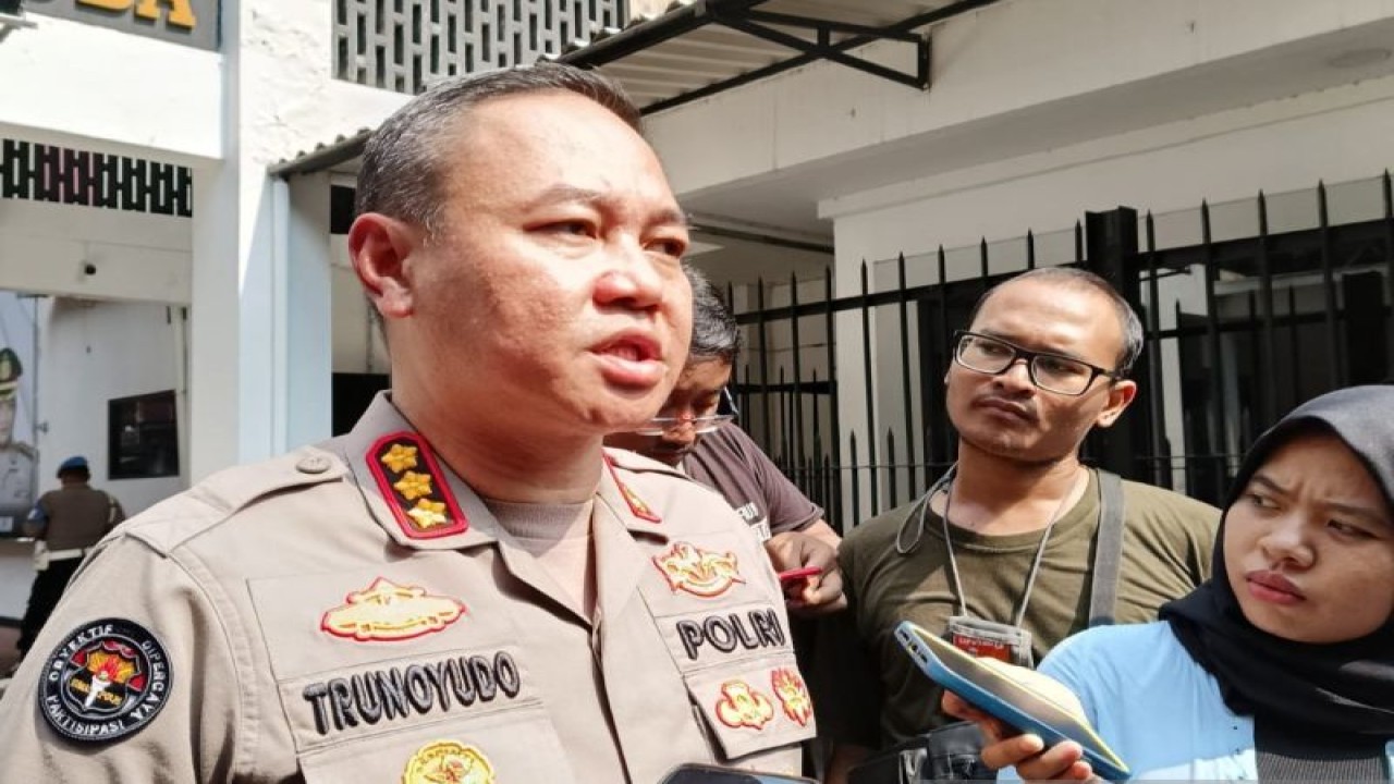 Kabid Humas Polda Metro Jaya Kombes Pol Trunoyudo Wisnu Andiko saat diwawancarai di Jakarta, Senin (17/7/2023). ANTARA/Ilham Kausar