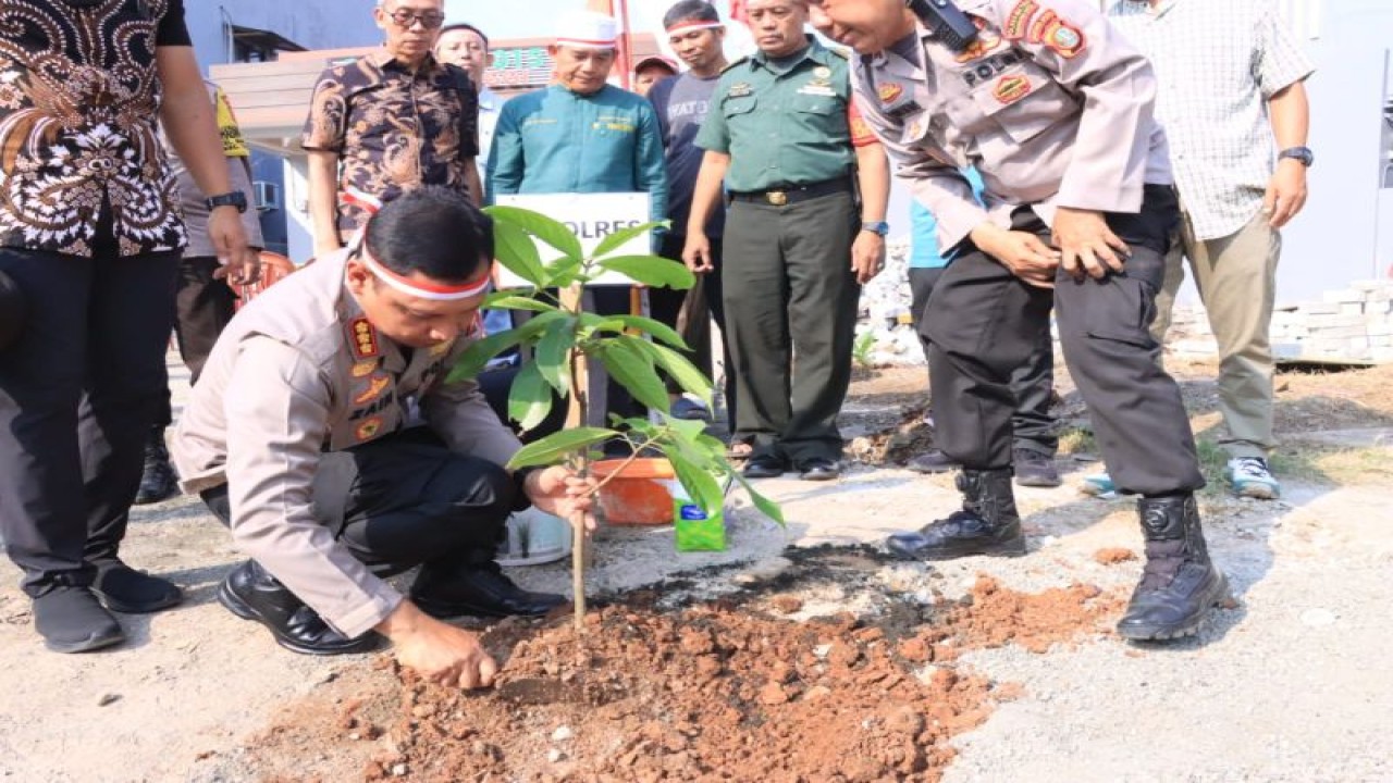 Kapolres Metro Tangerang Kota Kombes Pol. Zain Dwi Nugroho menanam pohon di halaman Balai RW 015, Kelurahan Tanah Tinggi, Jumat (18/8/2023), dalam rangka mengatasi polusi udara. ANTARA/HO-Polres Metro Tangerang Kota