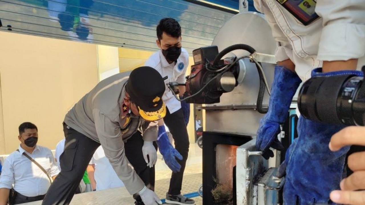 Wakapolda Bengkulu Brigjen Pol. Agus Salim saat memasukan ganja ke mesin penghancur milik BNN Provinsi Bengkulu. (ANTARA/Anggi Mayasari)