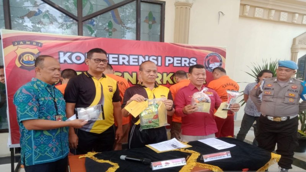 Konferensi pers Ditresnarkoba Polda Jambi yang menyita 1,18 kilogram sabu selama Agustus 2023, Jumat (25/8/2023). (ANTARA/Tuyani)