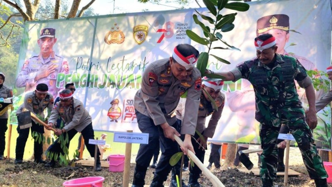 Kapolda Jawa Tengah Irjen Pol.Ahmad Luthfi menanam pohon di tepian Waduk Jatibarang Semsrang, Rabu, yang digelar secara serentak bersama seluruh jajaran kepolisian. (ANTARA/ I.C.Senjaya)