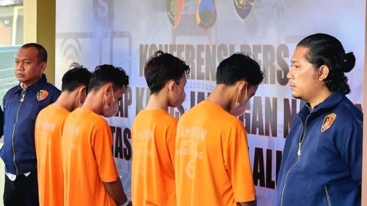 Empat tersangka anggota jaringan peretas ponsel dihadirkan saat pers rilis di Ditreskrimsus Polda Jateng di Semarang, Selasa (8/8/2023). (ANTARA/ I.C. Senjaya)