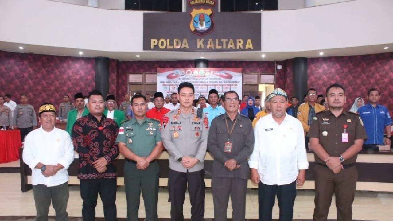 Kapolda Kaltara Irjen Pol. Daniel Adityajaya (tengah) berfoto bersama Forkopimda dan perwakilan partai politik pada kegiatan Deklarasi Pemilu Aman, Damai, dan Kondusif di Tanjung Selor, Rabu (30/8/2023). (ANTARA/HO-Polda Kaltara)