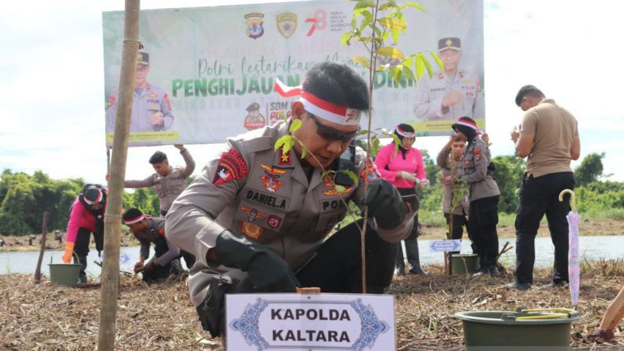 Polda Kaltara Irjen Pol. Daniel Adityajaya bersiap menanam pohon di Hutan Kota Bunda Hayati Tanjung Selor, Kabupaten Bulungan, Rabu (23/8/2023). ANTARA/HO-Polda Kaltara