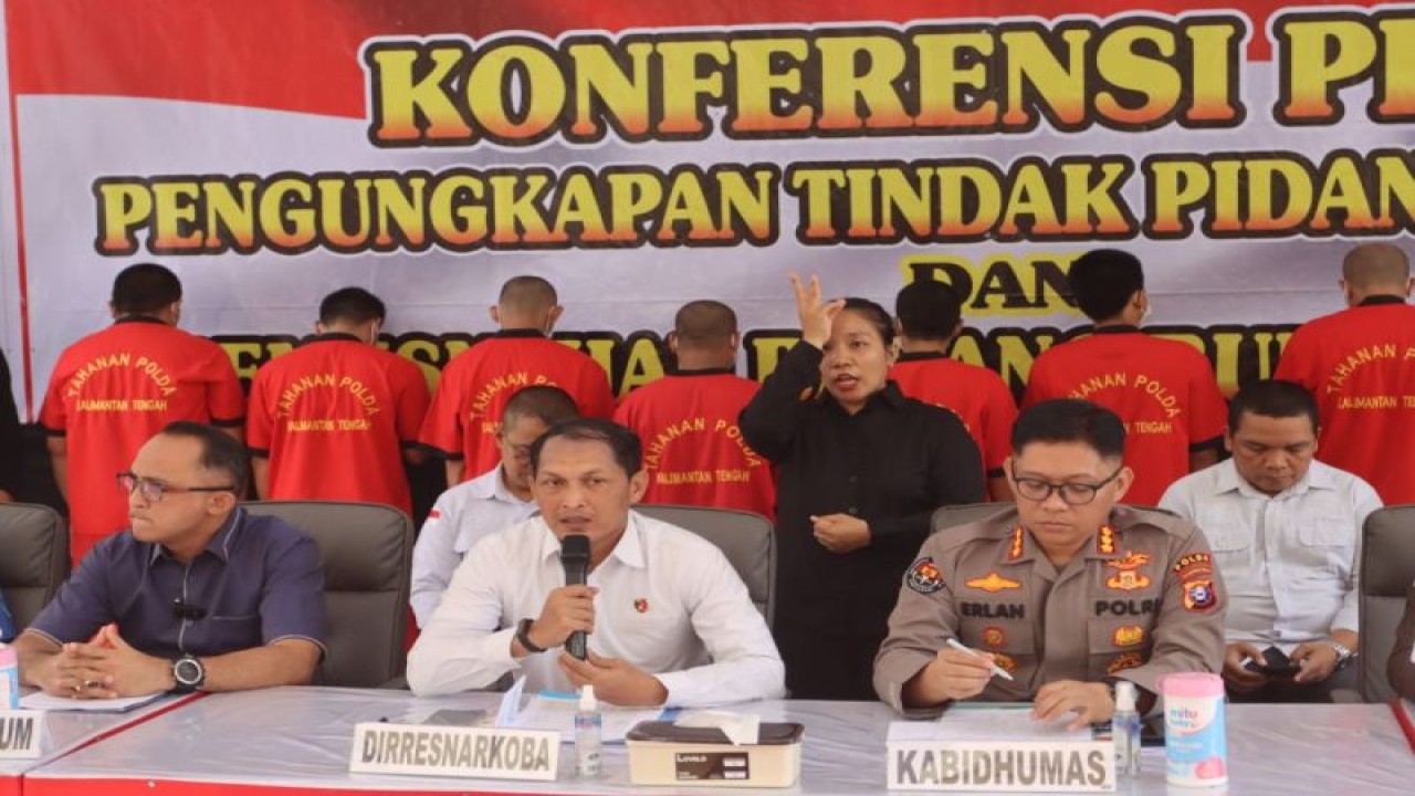 Direktur Reserse Kriminal Narkoba Polda Kalteng Kombes Pol Nono wardoyo menjelaskan terkait pemusnahan sabu seberat 1,1 kilogram yang dilaksanakan di Palangka Raya, Selasa (22/8/2023). ANTARA/Humas Polda Kalteng