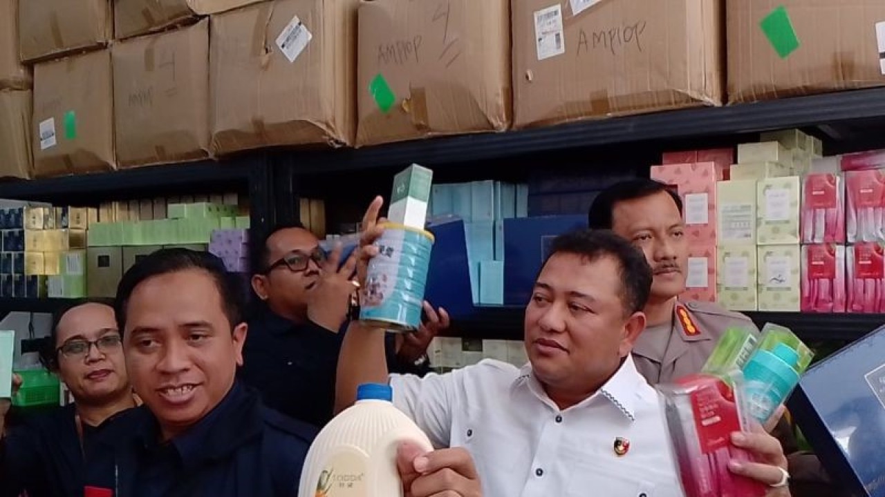 Polda Kepri dan Balai POM Batam memperlihatkan barang bukti produk-produk tanpa izin edar. (ANTARA/Yude)