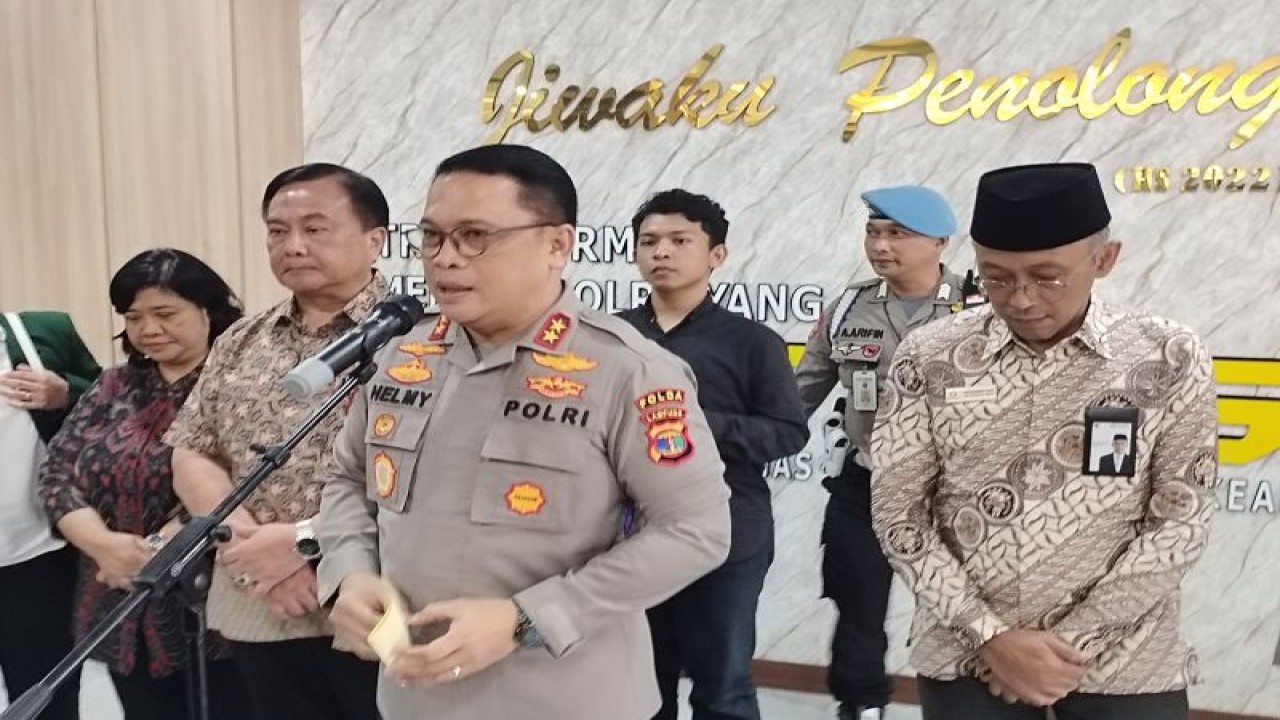 Kapolda Lampung Irjen Pol Helmy Santika saat memberikan keterangan kepada awak media di Lampung, Rabu (23/8/2023). (ANTARA/Dian Hadiyatna)