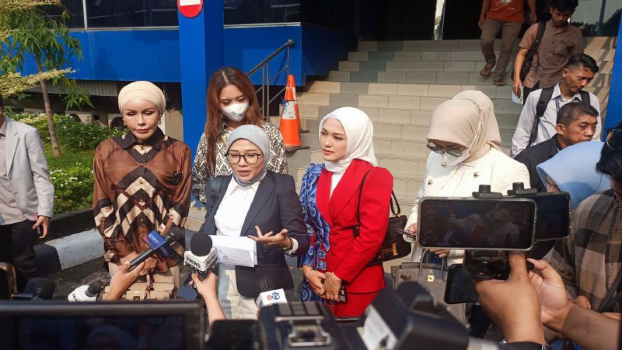 Kuasa Hukum Mellisa Anggraini (depan) saat mendatangi Polda Metro Jaya terkait kasus foto bugil di sebuah kontes kecantikan, Senin (7/8/2023). ANTARA/Ilham Kausar