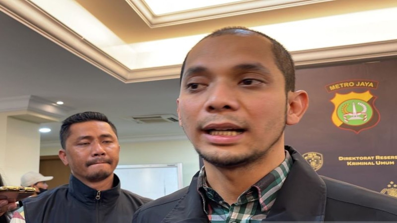 Pelaksana harian (Plh) Kasubdit Remaja, Anak dan Wanita (Renakta) Ditreskrimum Polda Metro Jaya Kompol Yuliansyah saat menjawab pers di Jakarta, Jumat (14/4/2023). ANTARA/Ilham Kausar