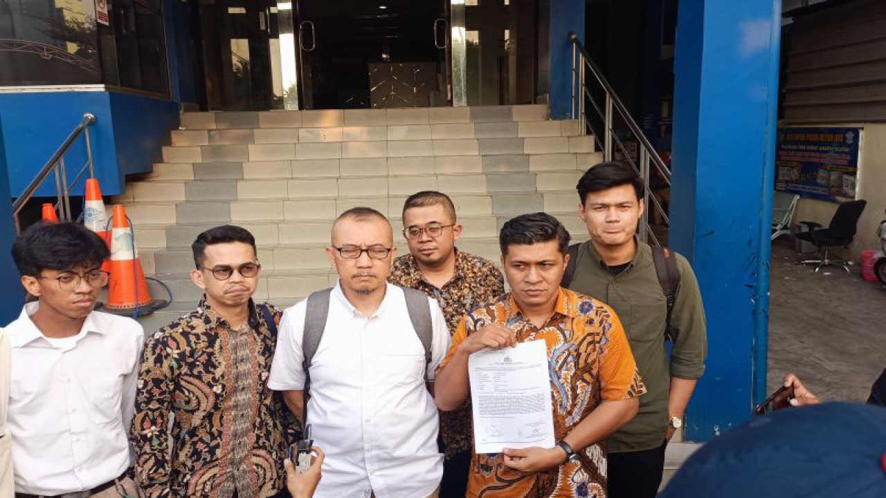 Kuasa hukum keluarga korban kecelakaan kabel Tegar Putuhena (depan kanan) bersama Fatih (kedua dari kanan) ayah Sultan Rif'at Alfatih saat ditemui pers di Polda Metro Jaya, Rabu (9/8/2023). ANTARA/Ilham Kausar