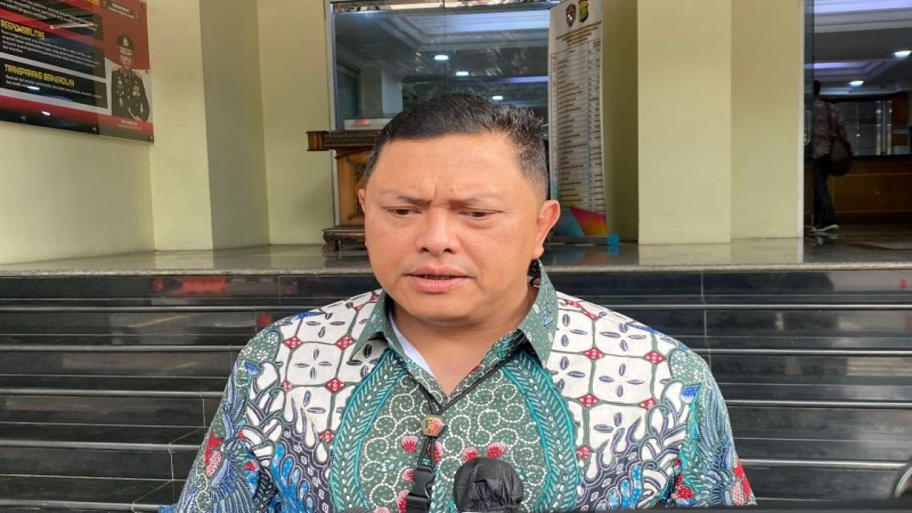 Direktur Reserse Kriminal Umum (Dirreskrimum) Polda Metro Jaya Kombes Pol Hengki Haryadi saat diwawancarai di Jakarta, Jumat (11/8/2023). ANTARA/Ilham Kausar