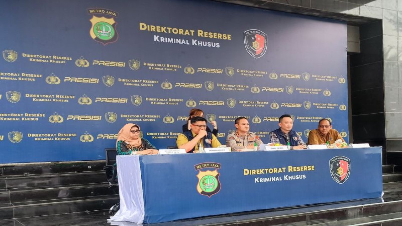 Direktur Reserse Kriminal Khusus Polda Metro Jaya Kombes Pol Ade Safri Simanjuntak (kedua dari kiri) saat konferensi pers di Jakarta, Selasa (12/8/2023). ANTARA/Ilham Kausar
