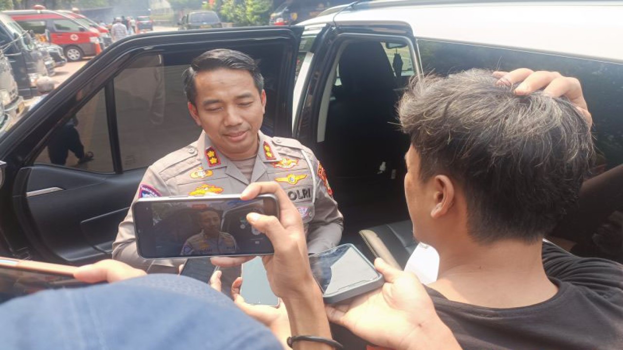 Wakil Direktur Lalu Lintas Polda Metro Jaya AKBP Doni Hermawan saat diwawancarai di Jakarta, Jumat (25/8/2023). ANTARA/Ilham Kausar