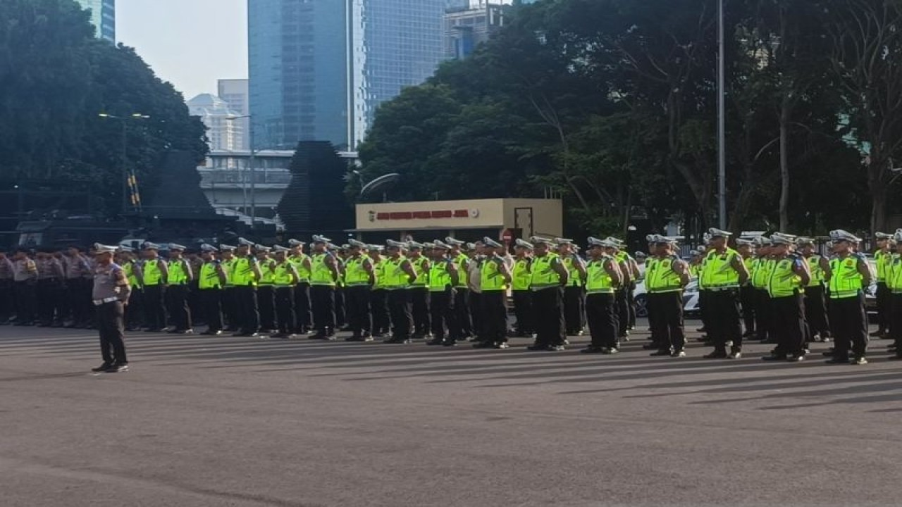 Sejumlah angggota Polda Metro Jaya sedang melakukan upacara di Lapangan Presisi Polda Metro Jaya, Senin, (10/7/2023). ANTARA/Ilham Kausar