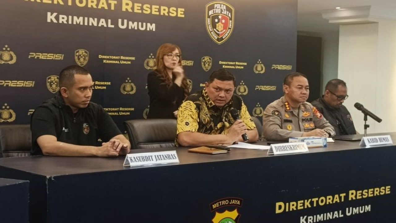 Direktur Reserse Kriminal Umum Polda Metro Jaya Polda Metro Jaya Kombes Pol Hengki Haryadi (kedua dari kiri) saat konferensi pers di Jakarta, Jumat (18/8/2023). ANTARA/Ilham Kausar