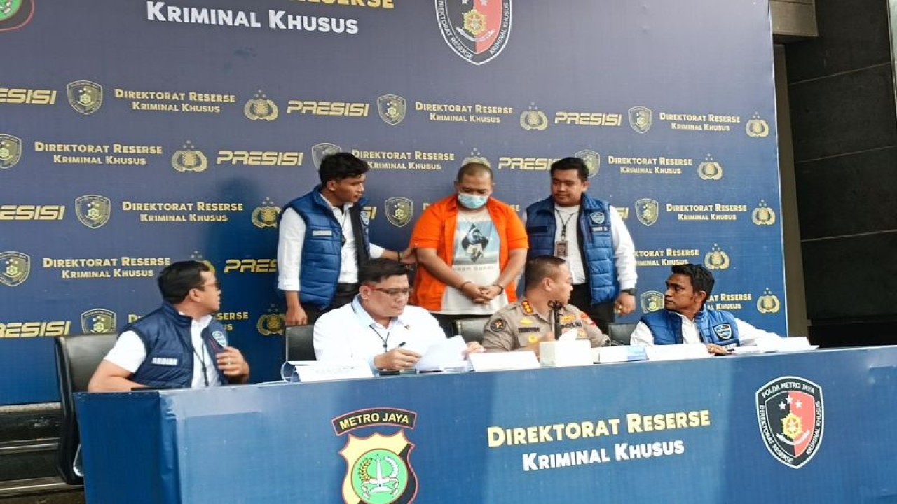 Dirreskrimsus Polda Metro Jaya Kombes Pol Ade Safri Simanjuntak (kedua dari kiri) bersama Kabid Humas Polda Metro Jaya (kedua dari kanan) saat konferensi pers di Polda Metro Jaya, Senin (14/8/2023). ANTARA/Ilham Kausar