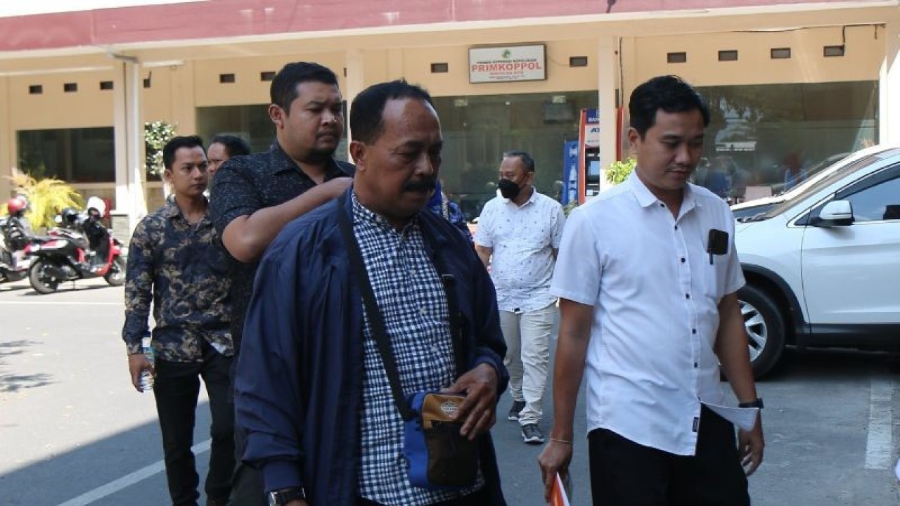Tersangka kasus dugaan korupsi pengadaan ABBM Poltekkes Mataram berinisial AD (ketiga kanan) dan ZF (kedua kanan) dengan pendampingan penyidik kepolisian dan kuasa hukum berjalan untuk menjalani penahanan di Rutan Polda NTB yang berada di Gedung Direktorat Perawatan Tahanan dan Barang Bukti Polda NTB, Selasa (8/8/2023) siang. ANTARA/Dhimas BP