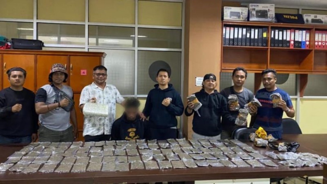 Wadir Resnarkoba Polda Papua Barat AKBP Junov Siregar bersama tim opsnal berhasil menggagalkan penyelundupan ganja 5,6 kilogram dari Jayapura ke Manokwari. (ANTARA/HO-Humas Polda Papua Barat)