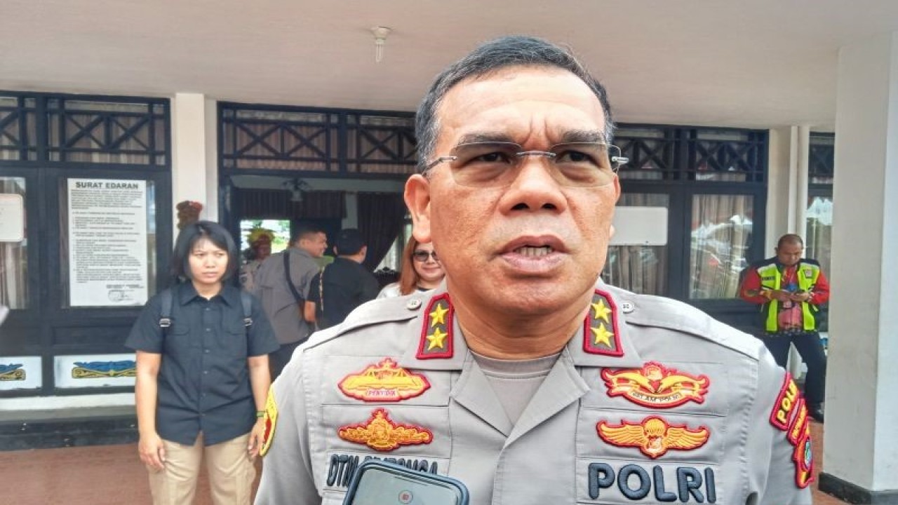 Kepala Kapolda Papua Barat Inspektur Jenderal Polisi Daniel Tahi Monang Silitonga saat diwawancara awak media di Manokwari, Selasa. (ANTARA/Fransiskus Salu Weking)