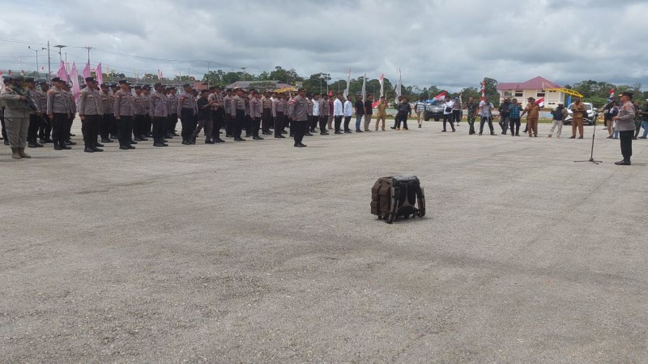 Tampak personel Satgas Operasi Petik Bintang sedang menerima arahan dari Kapolda Papua Barat Irjen Pol Daniel Tahi Monang Silitonga saat berkunjung ke Kabupaten Maybrat, Senin (7/8) ANTARA/Yuvensius Lasa Banafanu.