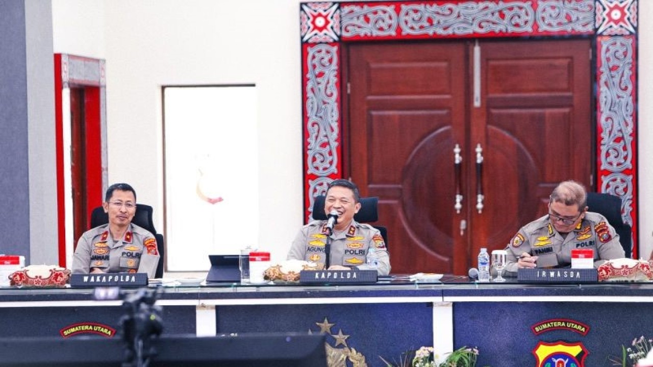 Kapolda Sumatera Utara Irjen Pol Agung Setya Effendi (tengah) saat menyampaikan lima program prioritas menciptakan situasi kamtibmas tetap kondusif di wilayah hukum Polda Sumut. (ANTARA/HO- Humas Polda Sumut)