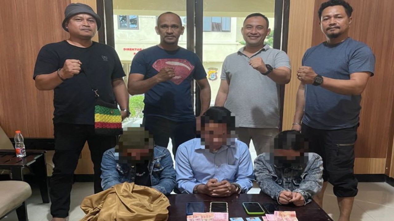 DA bersama dua orang korbannya yang diamankan di Polda Sultra. (Antara/HO-Polda Sultra)