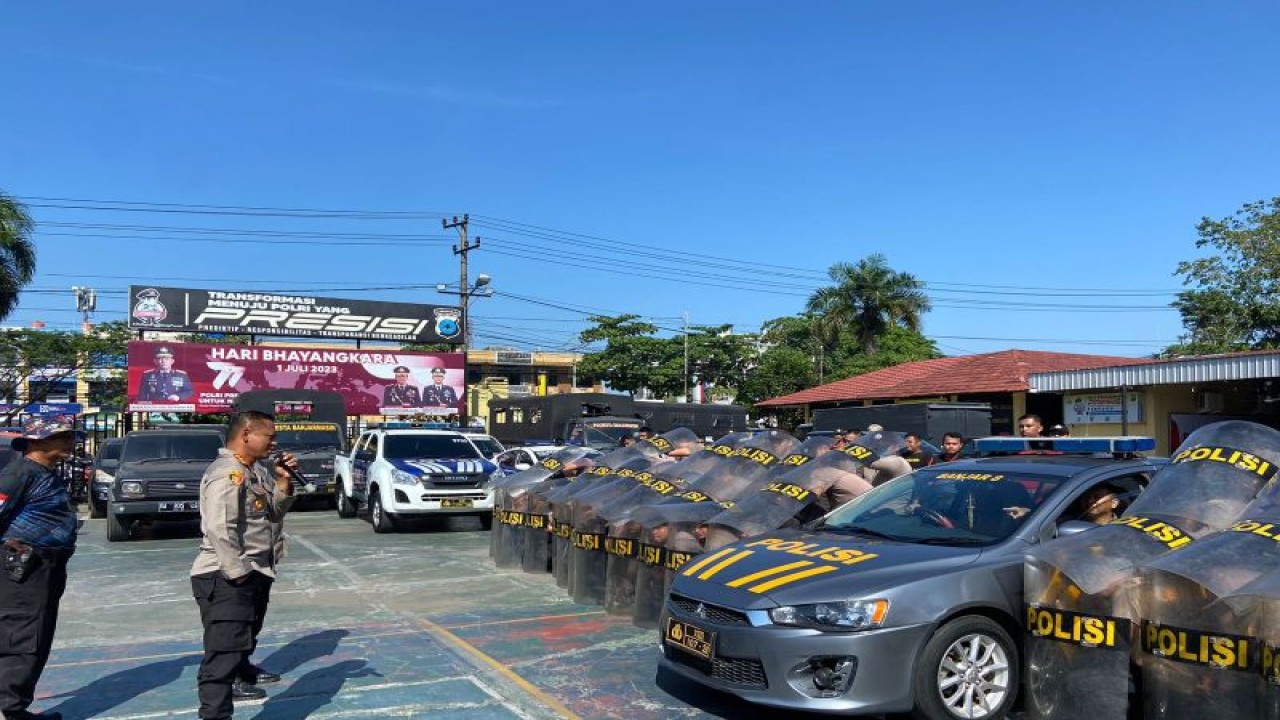 Kapolresta Banjarmasin Kombes Pol. Sabana Atmojo saat memberikan pengarahan pada kegiatan latihan personel pengendalian massa (Dalmas) untuk pengamanan Pemilu 2024, di Kota Banjarmasin, Kalimantan Selatan, Selasa (1/8/2023). (ANTARA/HO-Polresta Banjarmasin)