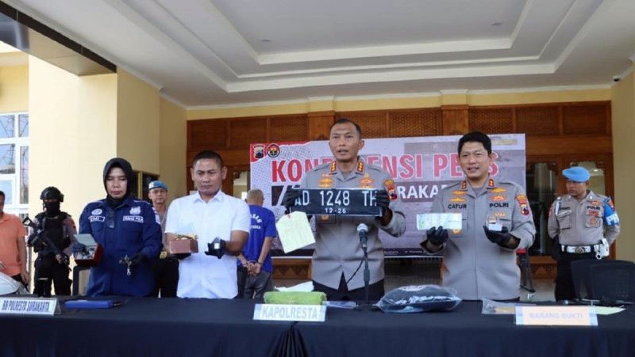 Kepala Polresta Surakarta Kombes Pol Iwan Saktiadi menunjukan barang bukti dalam Konferensi Pers di Mapolresta Surakarta, Rabu (2/8/2023). ANTARA/Bambang Dwi Marwoto.