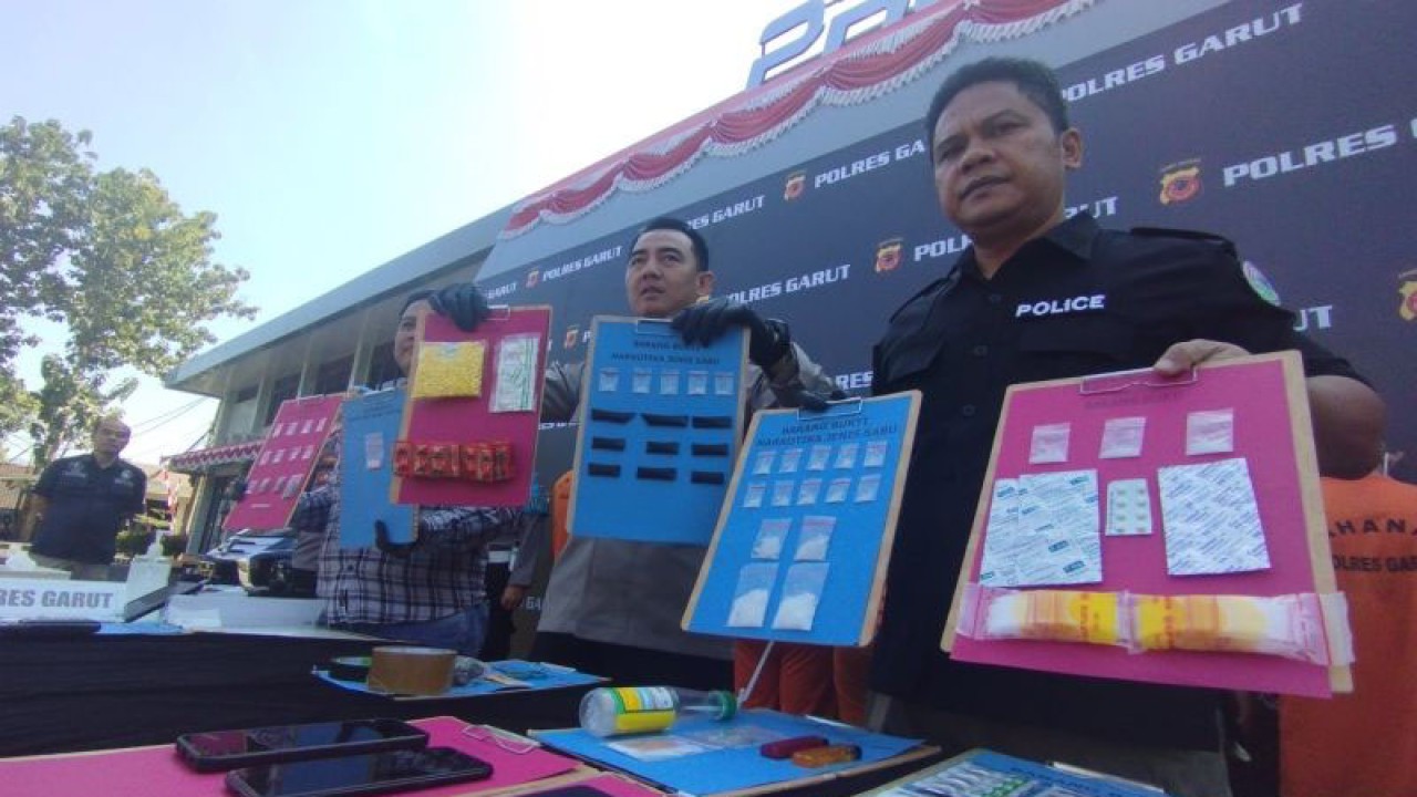Polisi menunjukkan barang bukti narkoba dan obat keras berbahaya saat jumpa pers pengungkapan kasus narkoba di Markas Polres Garut, Jawa Barat, Selasa (15/8/2023). (ANTARA/Feri Purnama)