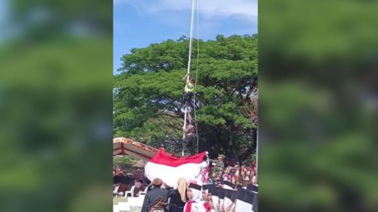 Bripka Suparno sigap memanjat tiang bendera yang talinya terlepas saat pengibaran bendera pada upacara Hari Ulang Tahun Republik Indonesia (HUT RI) ke-78, di lapangan Juwangi, Kabupaten Boyolali, pada Kamis (17/8/2023). (Istimewa)